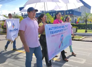 Las actividades de la campaña de la cinta rosada y celeste iniciaron en Los Santos con una caminata bajo el lema “Uniendo fuerzas contra el cáncer”. Foto. Thays Domínguez