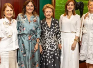 Marta Martinelli, Maricel Cohen de Mulino, Mireya Moscoso, Yazmín de Pérez Balladares y Lorena Castillo.