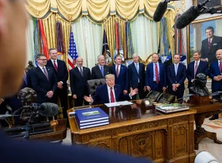 "Serán golpeados muy fuerte, no se preocupen", respondió Donald Trump a la prensa en la Casa Blanca al ser preguntado si contempla ordenar un ataque en caso de confirmarse la autoría iraní.  Foto. @WhiteHouse
