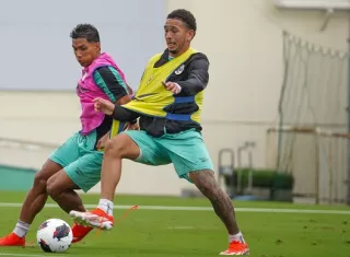 Jorge Gutiérrez (izq.) disputa el balón con Jair Modelo durante la práctica de este viernes. Foto: FPF