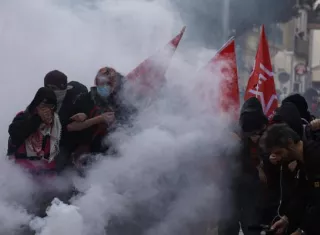 ¡Desmadre! Gobierno francés trata de detener la protesta estudiantil 