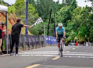 El costarricense Gabriel Rojas cruza la meta para llevarse la tercera etapa del Tour de Panamá. Foto: Fepaci