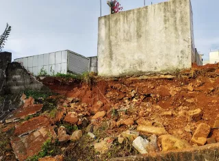 El pasado 7 de septiembre colapsó parte del muro perimetral del cementerio de Arraiján Cabecera, dejando cuatro bóvedas en riesgo de desplome. Foto. Eric Montenegro