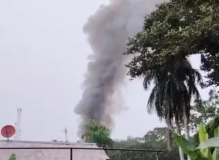 La sección especializada de los bomberos inició las investigaciones pertinentes para determinar el origen exacto del hecho y deslindar responsabilidades sobre el almacenamiento de estos materiales.