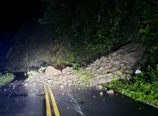 La entidad advirtió sobre deslizamientos de tierra, condiciones que podrían mantenerse hasta la noche de este sábado. Foto: Sinaproc