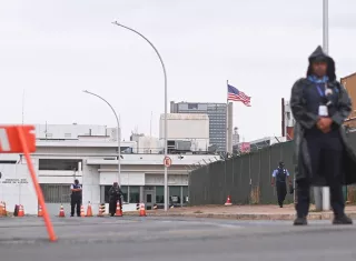 Desde el viernes se suspendieron temporalmente los servicios consulares en las embajadas de Estados Unidos y Australia por motivos de seguridad. Foto. EFE
