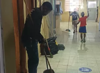 se realizaron labores de limpieza profunda en diferentes espacios de la instalación y sus alrededores, con el objetivo de mantener áreas limpias, ordenadas y en mejores condiciones para recibir a los pacientes.