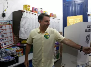 El candidato a la presidencia de Brasil, Flavio Bolsonaro, vota en una escuela de la zona norte de Río de Janeiro, Brasil, durante la primera vuelta de las elecciones. Foto. EFE