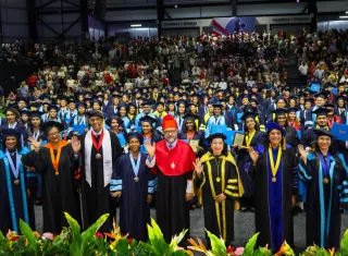 Durante la graduación, la rectora de UDELAS, Terreros Barrios, planteó a los nuevos profesionales que el conocimiento técnico por sí solo ya no es suficiente para enfrentar las exigencias del mundo laboral.