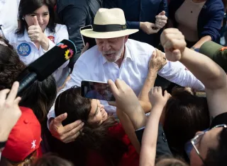  El candidato presidencial y actual presidente de Brasil, Luiz Inácio Lula da Silva, abraza a sus seguidores tras depositar su voto en un centro electoral de São Bernardo do Campo, Brasil.  Foto. EFE