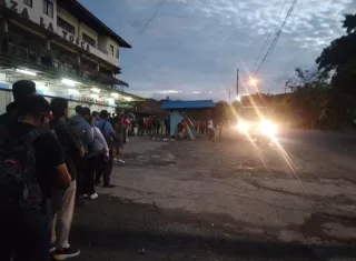 Los usuarios salieron temprano de sus casas para poder llegar a tiempo a la ciudad, pero se encontraron con una larga espera en la vía.