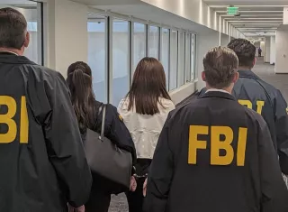 La detenida Wanying Zhang, coordinó el viaje con un socio y empleó técnicas de espionaje para evitar ser detectada, aseguró el fiscal, quien aclaró que Zhang "nunca notificó" que actuaba en nombre de un Gobierno extranjero. @FBIDirectorKash