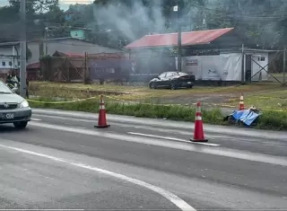 el impacto fue tan fuerte que el hombre fue proyectado varios metros desde el punto del impacto.