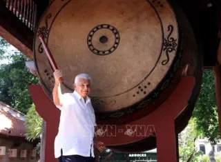 El presidente de la República de Panamá, José Raúl Mulino, toca el tambor en el complejo del Templo de la Literatura de la Universidad Nacional. Foto: Tuan Anh/VNA.