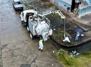 Retiran llantas y toda clase de basura del sistema pluvial de Colón