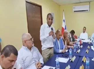 A la acalorada reunión también se presentaron exempleados municipales, quienes exigieron de forma inmediata el pago de quincenas atrasadas, décimos tercer mes y otras prestaciones laborales adeudadas por la comuna colonense.