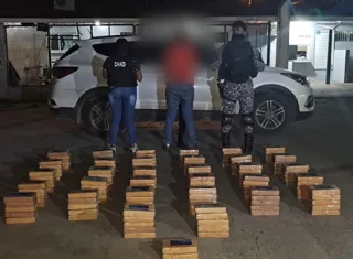 La mujer transportaba la droga en una camioneta dentro de bolsas de basura.  /  Foto: PN