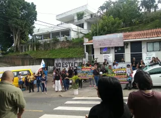 Los manifestantes intentaron ingresar al salón de sesiones del Concejo Municipal de Arraiján, pero inicialmente miembros de la Policía Municipal se lo impidieron