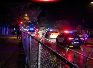 El cadáver fue ubicado dentro del taxi. / Imagen generada con IA