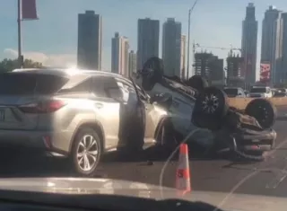 Uno de los autos terminó volcado en el tramo marino del corredor sur 