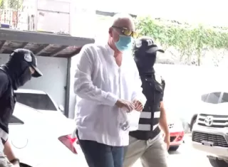 El exdirector de la CSS, Enrique Lau llegó vestido de blanco y pantalón oscuro, con un atuendo distinto al que llevaba al momento de su aprehensión.