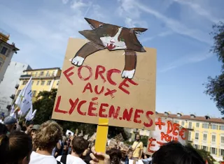 Francia suspendió el uso de granadas policiales en protestas estudiantiles después de que un menor perdiera una mano. Foto. EFE