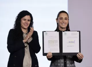 Claudia Sheinbaum presentó la iniciativa a finales de agosto bajo el argumento de que quienes encabecen el Ejecutivo mexicano o los gobiernos estatales deben representar exclusivamente al país y evitar posibles conflictos derivados de mantener otra nacionalidad. Foto. EFE