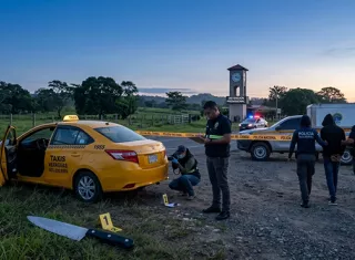 El trabajador del volante logró pedir ayuda.  /  Imagen generada por IA