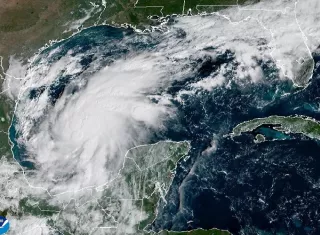 La Administración Nacional Oceánica y Atmosférica (NOAA, en inglés) rebajó en agosto su previsión a un máximo de 13 tormentas con nombre. Foto. EFE