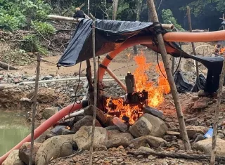Diez personas fueron aprehendidas durante un operativo contra la minería ilegal en Donoso. Incautaron motobombas y equipos usados para extraer oro.