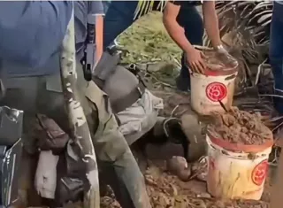 Las municiones estaban dentro de siete tanques enterrados, en los que se contabilizaron unas 11 mil 42 balas.  / Captura de video: PN