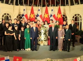 El 5 de octubre, Mulino se reunió con el primer ministro de Singapur, Lawrence Wong, encuentro en el que se acordó establecer una comisión bilateral para desarrollar proyectos conjuntos.