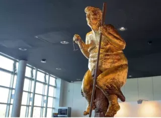 el artista Jens Galschiøt llevó a la Eurocámara su obra 'Plaga Naranja', que ya se exhibió en la última cumbre del clima de Naciones Unidas en Brasil. Foto. EFE