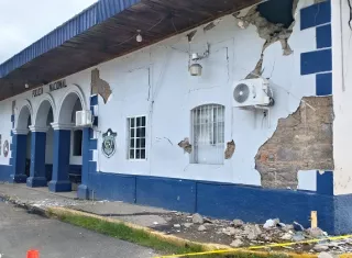 Casas dañadas, escuelas golpeadas y vías colapsadas. 