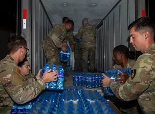 La embajada de Estados Unidos en Panamá, también colaboró con la ayuda humanitaria, la misma aterrizó en Coclé. @USEmbPAN