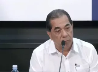 a medida alcanza a centros educativos públicos y privados del país, mientras se evalúan las condiciones de seguridad de las instalaciones tras el terremoto y las réplicas.