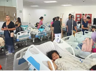 Tras el temblor, algunos pacientes fueron trasladados a carpas instaladas en los exteriores y a áreas próximas a las salidas, consideradas seguras ante posibles réplicas. Foto. Melquíades Vásquez