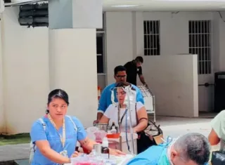 La evacuación busca prevenir riesgos mientras se evalúan las condiciones de la estructura afectada. 