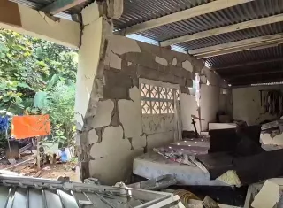 La lluvia y los fuertes vientos encontraron a varias familias de La Pitaloza, en el distrito de Los Pozos, tratando de protegerse como podían, luego del terremoto que sacudió la región de Azuero. Foto. Thays Domínguez