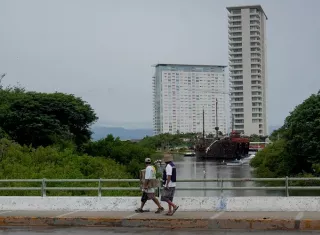 La navegación está totalmente restringida en los puertos de Manzanillo (Colima), San Blas (Nayarit) y Lázaro Cárdenas (Michoacán), según la Marina mexicana. Foto. EFE