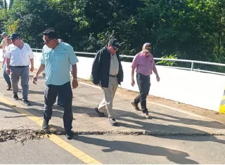 El Ministro de Obras Públicas, José Luis Andrade, recalcó que ante los daños en la carretera, será necesario adelantar los procedimientos correspondientes para su rehabilitación y licitación. Foto. Melqúiades Vásquez