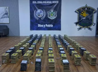 Decomisan 539 paquetes de presunta droga y aprehenden a 2 personas 