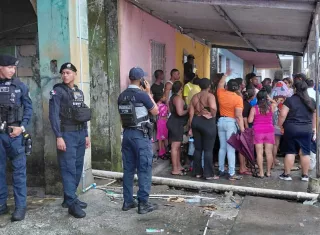 Pandilleros se resisten a la reubicación en Colón por temor a bandas rivales, mientras las autoridades atienden a familias de edificios dañados por el sismo.