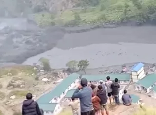 La Autoridad de Gestión y Reducción del Riesgo de Desastres de Nepal (NDRRMA) informó además de cinco puentes arrastrados por la fuerza del agua y al menos 674 personas afectadas. Foto. EFE