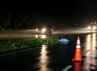 La lluvia y los intentos por cruzar la vía Interamericana marcaron dos accidentes fatales entre la noche del lunes y la madrugada del martes. Una adulta mayor de 74 años figura entre las víctimas.