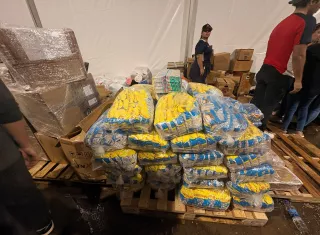 El gobierno sigue llevando ayuda a los damnificados del terremoto 