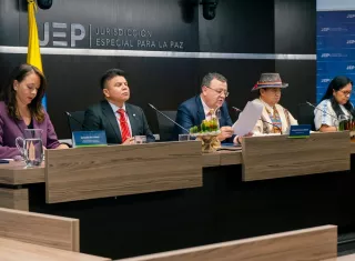 Según la investigación, las FARC atacaron a autoridades tradicionales, líderes, docentes, médicos ancestrales y otros integrantes indígenas que consideraban contrarios a sus intereses o señalaban de colaborar con grupos enemigos. Foto. EFE