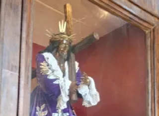 El padre Ángel Pinilla informó que la Iglesia San Felipe no está habilitada este año, por lo que las celebraciones litúrgicas se trasladaron al gazebo y a la plaza principal.