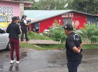 Encapuchados lo acribillan en la puerta de su casa