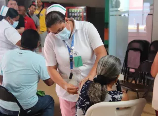 El Ministerio de Salud instó a la población a participar activamente en la prevención de enfermedades mediante acciones como mantener la vacunación al día, eliminar criaderos de mosquitos, reconocer los signos de alarma y acudir oportunamente a los servicios de salud.